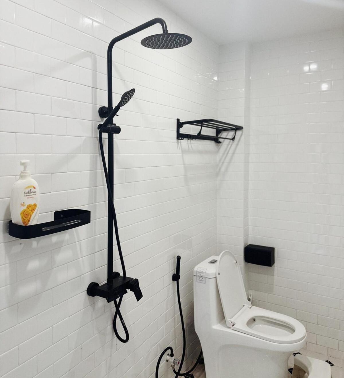 B House - 3 Bedroom 2 Bath, Balcony, Quiet, Old Quarter, 5ms