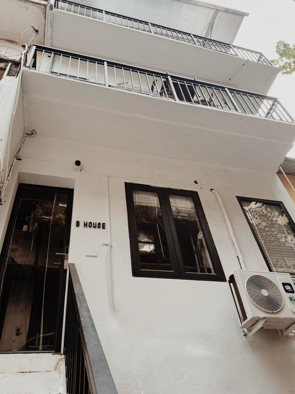 B House - 3 Bedroom 2 Bath, Balcony, Quiet, Old Quarter, 5ms *