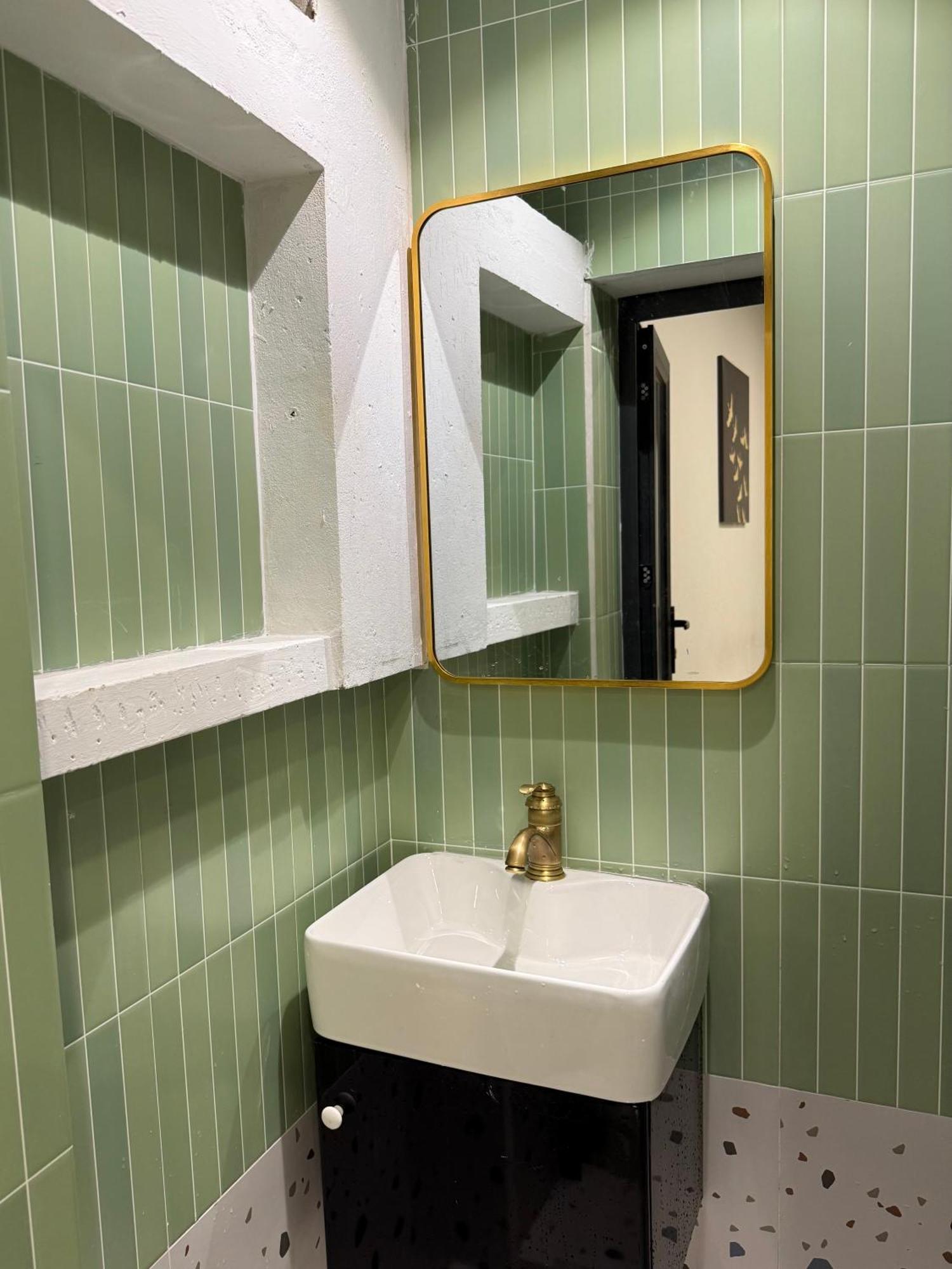 Appartement B House - 3 Bedroom 2 Bath, Balcony, Quiet, Old Quarter, 5ms